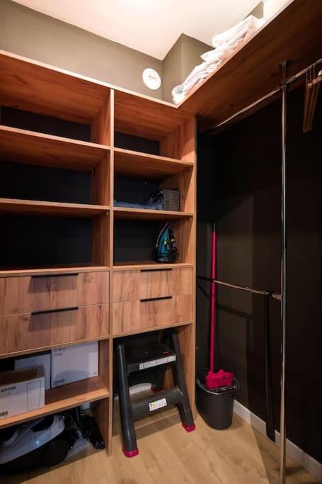 Modern Apt Next To Train Station 크라쿠프 외부 사진