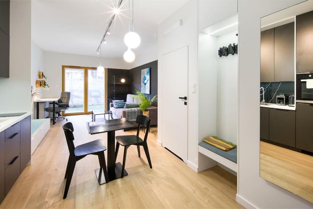 Modern Apt Next To Train Station 크라쿠프 외부 사진