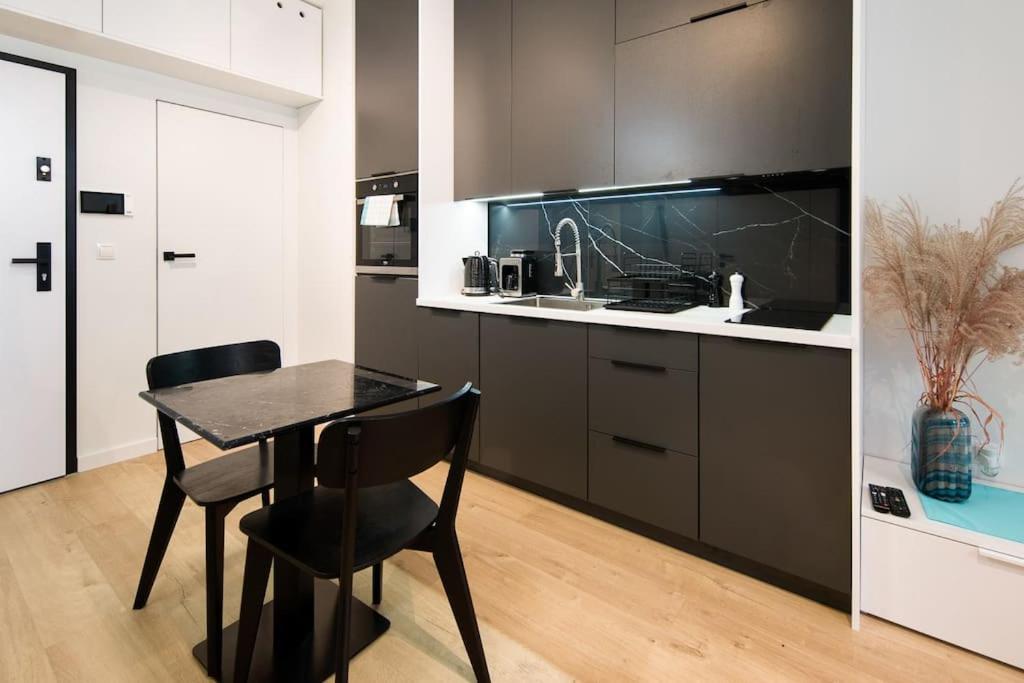 Modern Apt Next To Train Station 크라쿠프 외부 사진